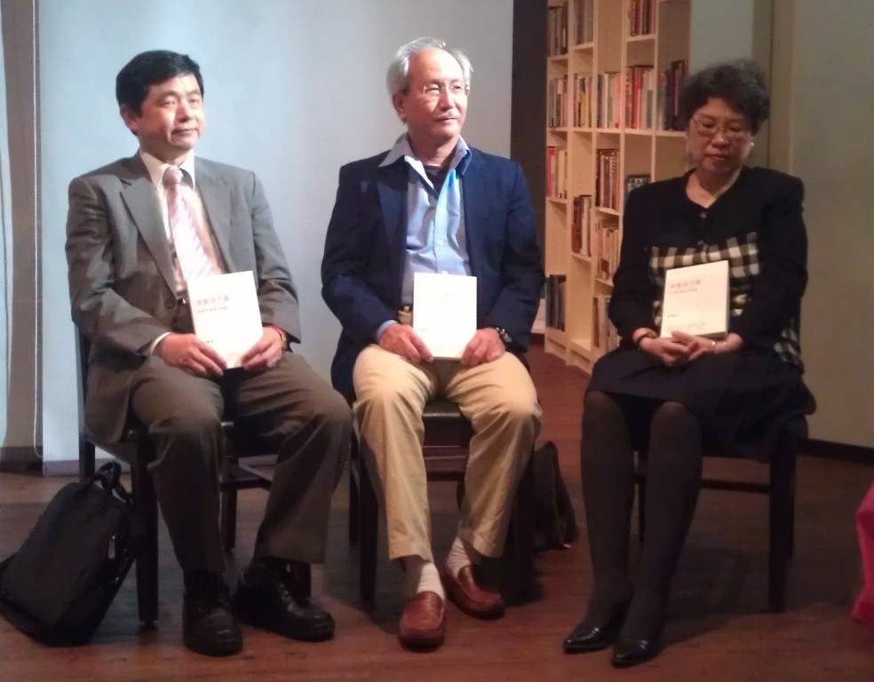 《法官說了算！缺席的證據與邏輯》新書今天正式發表。出席致詞者由左至右為律師鄭文龍、人權作家林世煜和新書作者田蒙潔。圖：李雲深/攝影