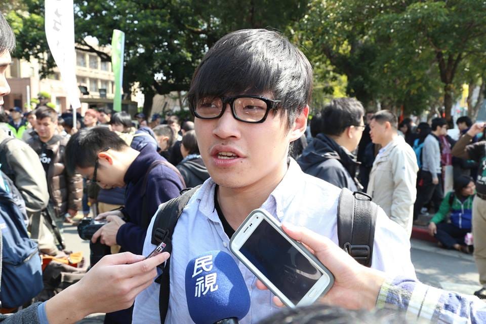 陳為廷12日上午特地戴上無度數的黑色粗框眼鏡，低調現身行政院前的學運記者會。圖：林雨佑/攝