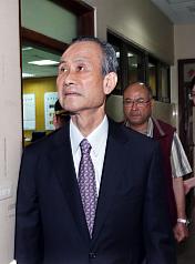 聲押等人。台北地院31日裁定遠雄集團董事長趙藤雄（前）和開發部副總魏春雄（後）各以新台幣500百萬元、100萬元交保並限制出境、住居，北檢不服提出抗告。圖：中央社資料照片