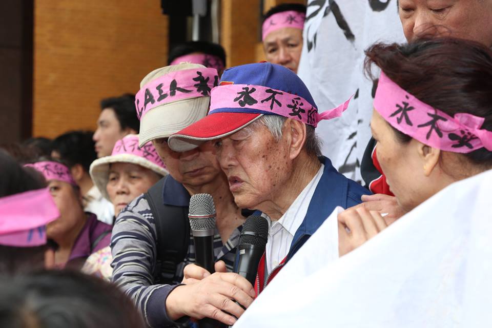 一位80幾歲的辛老先生認為，判罰的金額仍是有點少，當事人和家屬所承受的病痛早就遠遠不及這個金額了。圖：林雨佑/攝