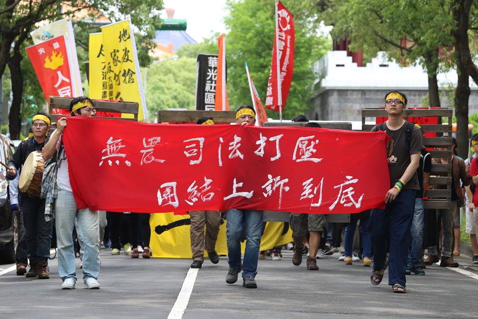 抗議隊伍行經愛國西路。圖：林雨佑/攝