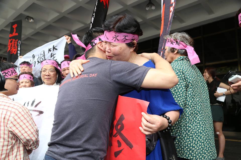 會後，工殤協會成員和員工相擁而泣。圖：林雨佑/攝