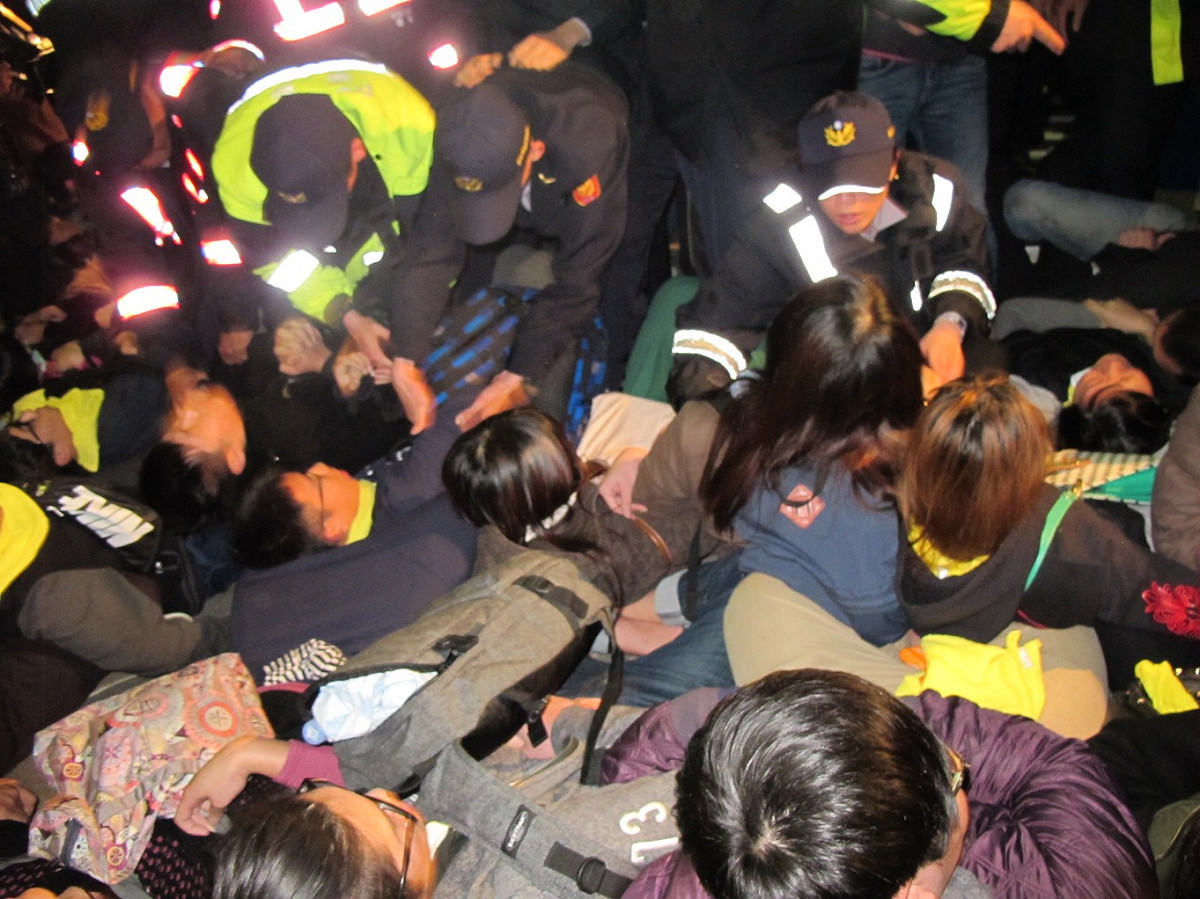 324政院驅離行動所使用的國家暴力，引發國內法學學者強烈質疑。圖：新頭殼資料庫