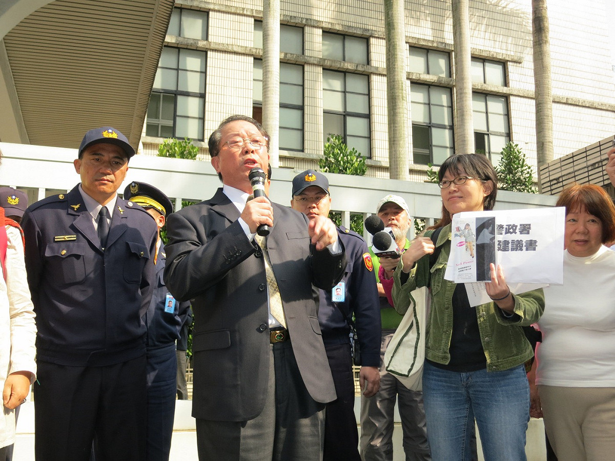 警政署代表24日出面接受抗議民眾陳情。圖：林朝億/攝