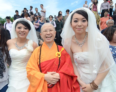 同性婚姻合法草案日前已在立法院付委審查，引發外界熱烈關注，國民黨立委丁守中今（8）天下午質詢行政院長江宜樺時，則表示他並不支持。圖為昭慧法師主持的同志婚禮。圖：中央社資料照片