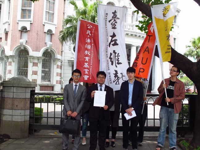 永社律師黃帝穎、臺左維新代表林威皓23日赴監察院具狀檢舉，呼籲監察院彈劾楊治宇檢察長及承辦檢察官。圖：永社提供