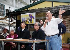 文林苑案不同意戶王家提起「撤銷拆除處分」行政訴訟，行政法院12日認定北巿府依都更條例所為處分未違法，判王家敗訴。王家王廣樹（前右）對判決表示沉痛。圖：中央社