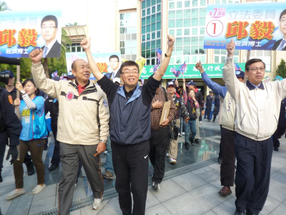 名嘴邱毅遭民眾痛批為「全世界最禿的垃圾」後憤而提告，但近日宜蘭地院則判民眾無罪。圖：翻攝自邱毅臉書