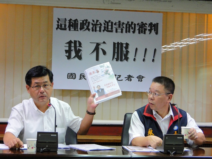 捲入李全教議員賄選案的玉井區農會總幹事黃澄清（左）在判決前多次出面喊冤。圖：黃博郎/攝