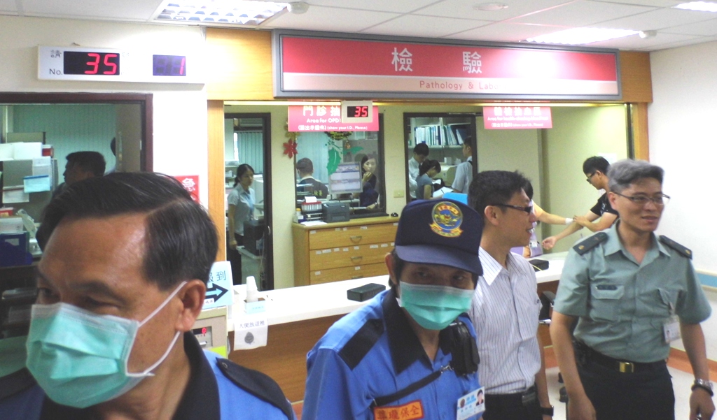 桃園地檢署3位檢察官今天帶隊前往國軍新竹醫院體檢中心調查，瞭解體檢流程，以及院方在開出洪仲丘的體檢報告有無偽造文書。圖：陳權欣/攝