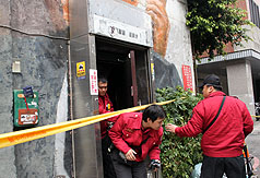 台中市消防局8日再派員前往發生大火的阿拉夜店勘查，以瞭解安全門及逃生梯設置是否合乎規定。圖片來源：中央社。