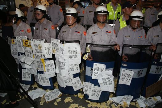 上千名民眾11日晚間包圍中正一分局嗆聲，部分民眾在警方盾牌上、分局外鐵門上、牆上，貼上「警察違憲」、「國家暴力」等標語。圖：新頭殼資料照片