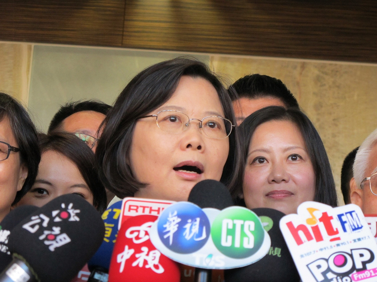 民進黨總統參選人蔡英文6日出席台北市客家後援會成立大會時，質疑特偵組偵辦換柱搓湯圓案的速度。圖：林朝億/攝