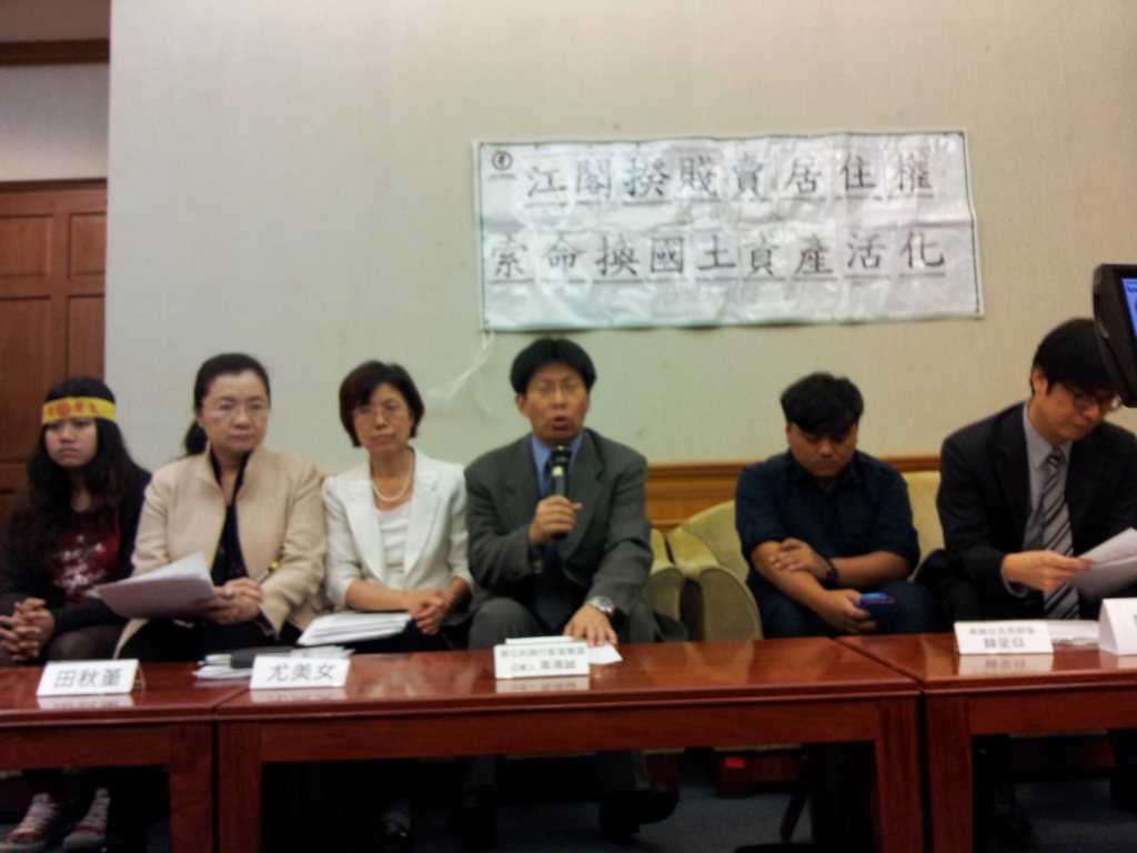 對於行政院長江宜樺表示國際人權專家不清楚在地脈絡之語，華光社區居民林雅琪批評「真正不懂在地、歷史脈絡與法令的人其實是江院長」。圖：汪彥成攝影