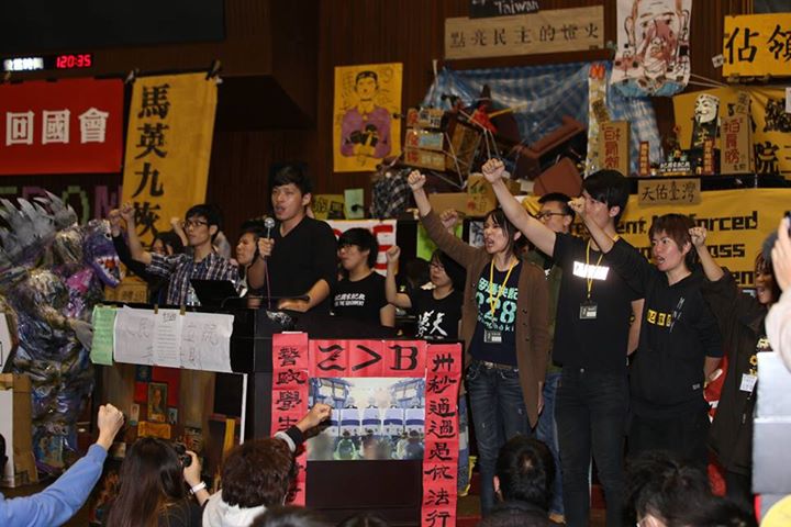 去年3月18日學運領袖林飛帆、陳為廷等人衝進立法院議場，開始為期24天的太陽花學運。圖：新頭殼資料照片