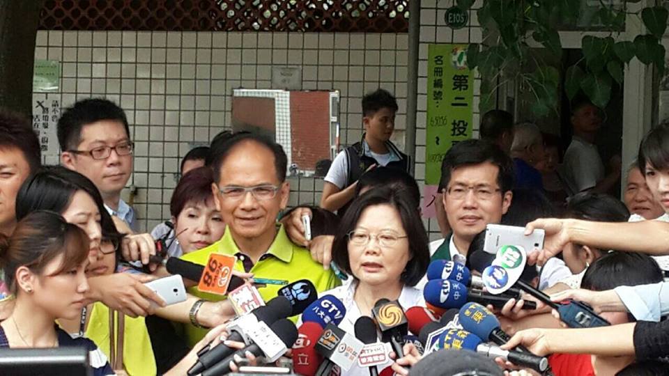 前閣揆游錫堃(圖左)今(1)天表示，葉世文曾在自己任行政院長時被撤職，但沒想到在國民黨政府卻能步步高升。圖：翻攝游錫堃臉書