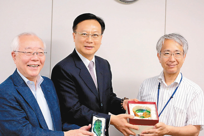 卓伯源胞弟卓伯仲介入縣府環保袋採購遭檢方收押禁見，卓伯源今（15）日公開面對大眾，他為胞弟涉案對縣府造成的形象傷害表示歉意。圖片來源：中央社資料照片