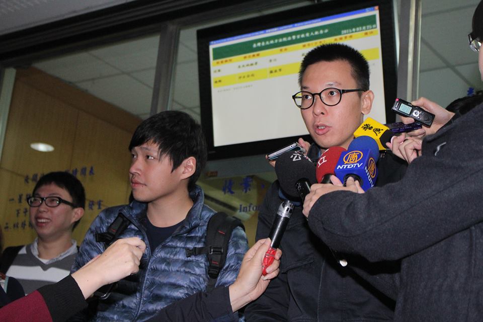 林飛帆走出法庭後受訪時強調，立法院案不應與行政院案切割，要求檢察官也將他們列為被告。並指檢察官將2案分開處理的用意，就是想消弭行政院行動的正當性，製造孤立。圖：林雨佑/攝
