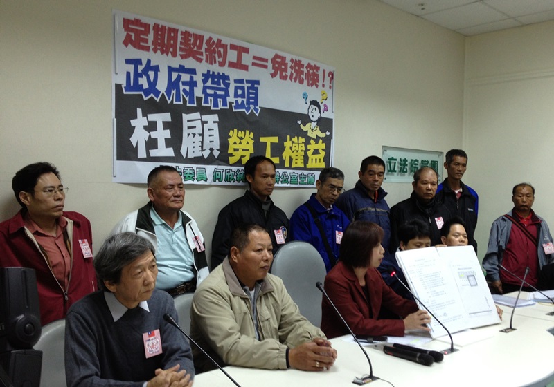 針對退輔會榮民工程公司「違法解雇」工班，工人如今勝訴卻未見公司善意協商一事，民進黨立委何欣純今（18）日與工人一同召開記者會。圖：王立柔/攝