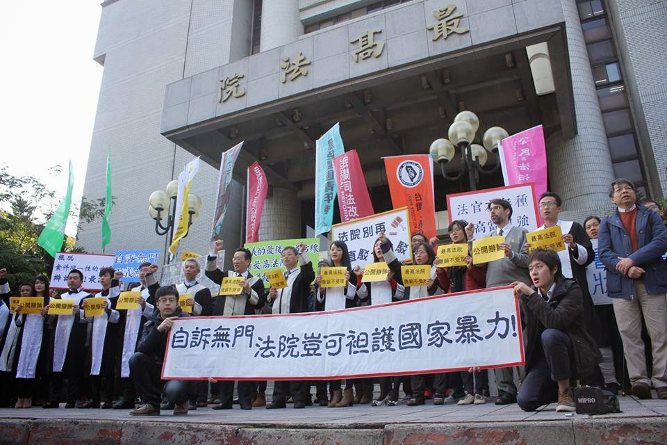 台北地檢署偵辦太陽花學運案，5日再依侵入建築物罪，追加起訴323當晚遭警方毆打後，倒地抽搐的醫師王心愷等39人。圖為律師團、當事人王心愷去年12/30到最高法院前召開記者會。圖：新頭殼資料照片