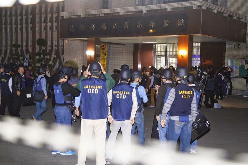 針對高雄監獄持槍脅持事件，高雄地檢署30日偵結，認定典獄長陳世志與副典獄長賴政榮雖曾指示派車給嫌犯，但因6囚未脫逃成功且飲彈身亡，2人不起訴。圖:中央社資料照片