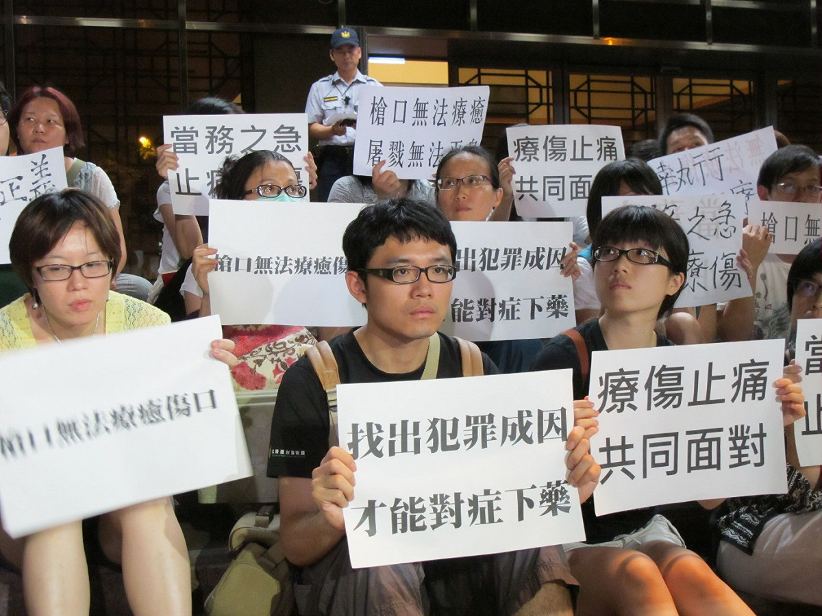 廢死團體5日晚間在法務部抗議政府槍斃6名死刑犯。圖：林朝億/攝
