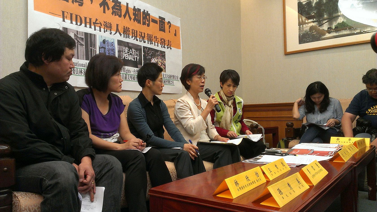 台灣人權促進會今(23)日公布由國際人權聯盟(FIDH)針對台灣人權現況進行調查的報告書「臺灣，不為人知的一面」。圖：周思宇/攝