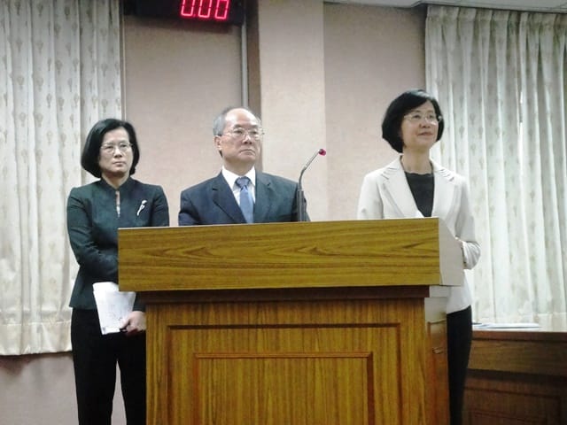 從右至左依序是法務部長羅瑩雪、檢察總長黃世銘、監聽調查小組召集人蔡碧玉，聽著綠委管碧玲痛罵時，臉色沉鬱。圖2之2：王立柔/攝