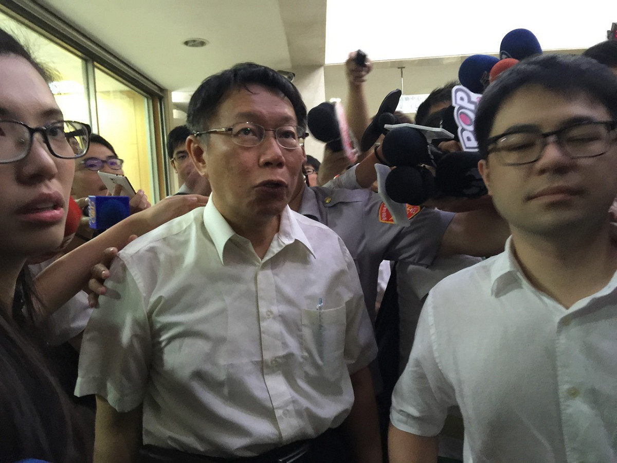台北市長柯文哲28日下午因為MG149案前往台北地檢署開庭，他在庭訊2個多小時後步出法庭外，但面對媒體提問仍舊不發一語。圖：劉奕霆/攝