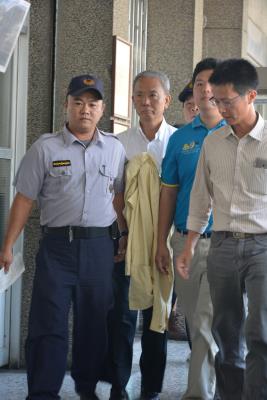 彰化地方法院3名法官歷經3小時評議後，下午4時30分依刑法詐欺等罪，裁定將魏應充及頂新製油屏東廠廠長曾啟明2人收押禁。圖：中央社