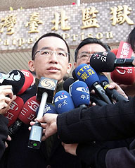 前總統陳水扁兒子陳致中今（8）日上午前往位於桃園的北監探監，據陳致中轉述，陳水扁非常擔心吳淑珍的身體狀況。圖片來源：中央社。
