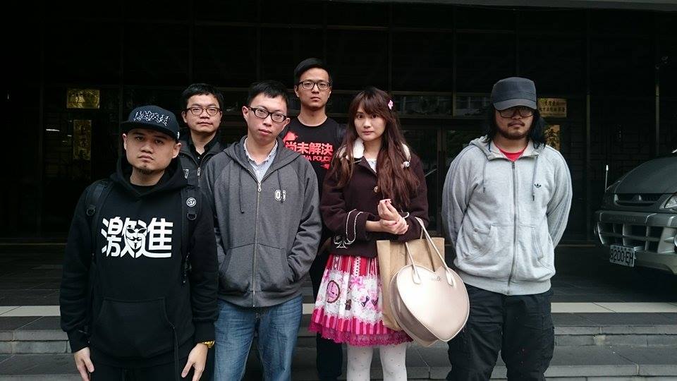 黑島青成員魏揚（左三）、賴品妤（右邊二）、激進成員陳威仲（左一）等人3日下午開完庭後，在法院外合照。圖：林雨佑/攝