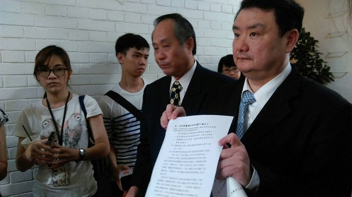 台灣犯罪被害人人權服務協會副理事長劉承武檢察官(右ㄧ)認為，若殺害無辜人士都不能判死刑，等同鼓勵繼續殺人。圖：符芳碩/攝