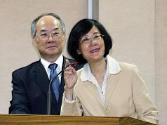 檢察總長黃世銘（左）被起訴引發外界關注是否下台，法務部長羅瑩雪（右）4日在立法院表示，法務部有過考慮，但最後決定認為未達停職標準。圖：中央社