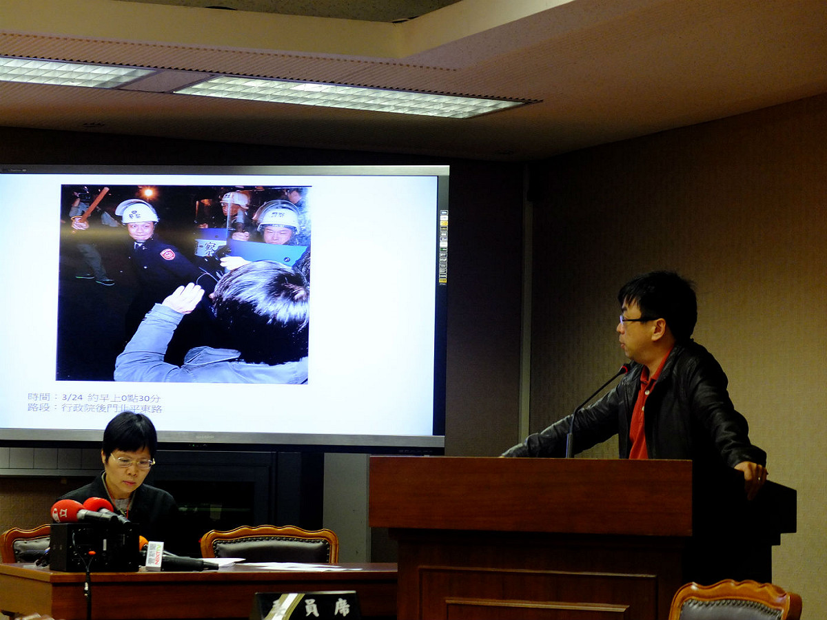 民進黨立委段宜康今(7)日表示，若網路號召癱瘓捷運違法，紅衫軍在網上號召衝撞總統府是否合法？內政部長陳威仁則回應，這是個人言論自由。圖：翁嫆琄/攝。