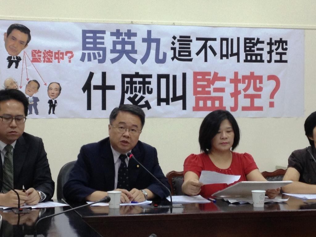 民進黨立法委員吳秉睿(左二)痛批，行政機關恣意妄為。圖：施懿倫/攝