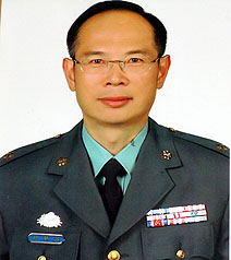 前陸軍司令部通資處少將處長羅賢哲涉共諜案，高等軍事法院檢察署起訴求處無期徒刑。圖為羅賢哲晉升少將時佩帶勳章的軍裝照。圖片來源：中央社。