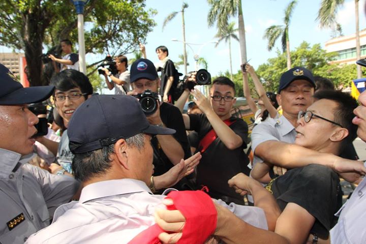 學運領袖林飛帆前年7/31在抗議服貿，想翻過立法院圍牆卻被警察壓制。圖：新頭殼資料照片