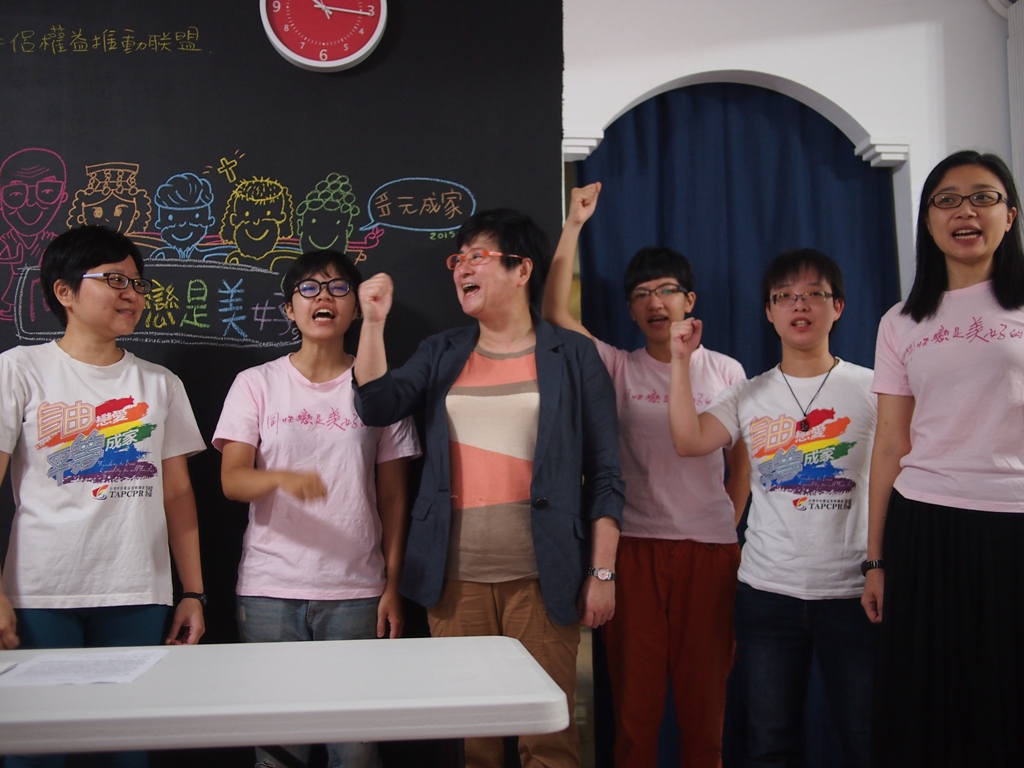 伴侶盟成員於29日的記者會上呼喊口號：「7月4日黨團門口見，兩大黨團說清楚，婚姻平權何時過！」圖:何星瑩/攝