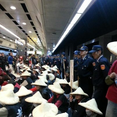 全國關廠工人連線於2013年2月到台北車站臥軌抗議，北檢今（11）天偵結，認定未影響公安，不予起訴。圖：翻攝自「全國關廠工人連線」粉絲頁
