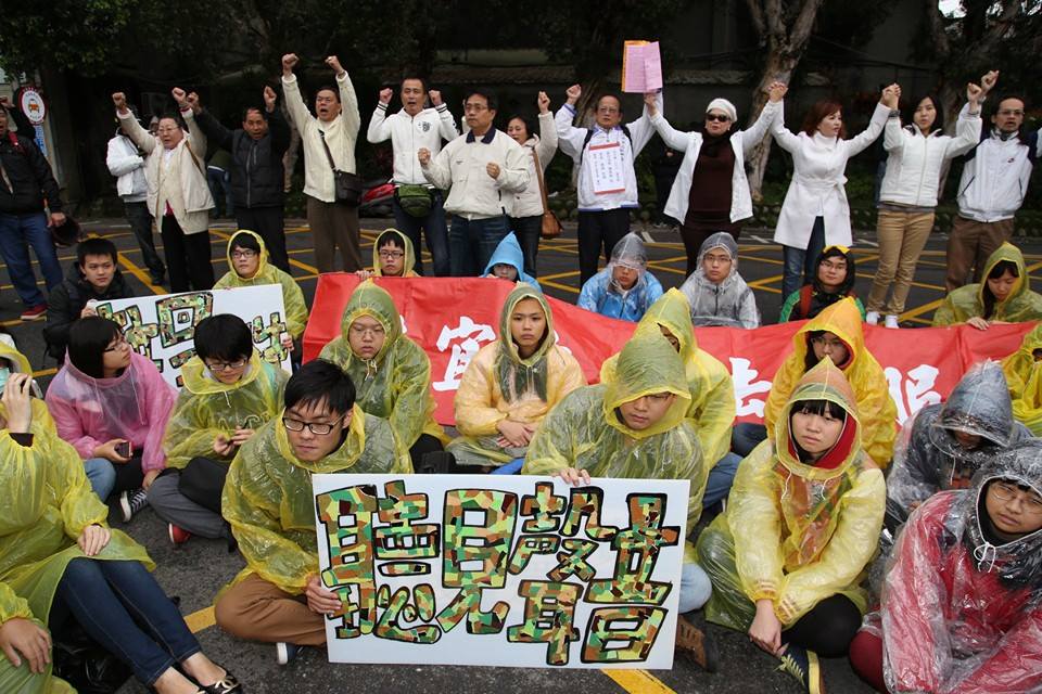 陸軍下士洪仲丘案件一審全案審理終結，桃園地方法院軍事專業法庭今（7）日下午4點宣判，結果18名被告全遭輕判6-8個月。圖為場外聲援洪仲丘案的民眾。圖：林雨佑/攝