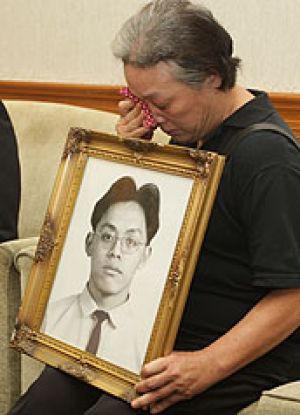 立法院院會今(13)日三讀通過，將「冤獄賠償法」改名為「刑事補償法」，且將補償金額提高為每天折算5千元，同時取消補償金最高3千萬元的上限規定。依照新法，遭誤殺的江國慶將可獲1億元的補償。圖片來源：中央社。