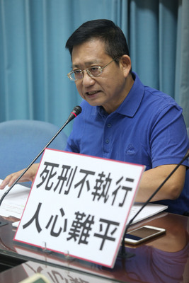 國民黨立委吳育昇上午召開記者會，並擬提案修法確保死刑3日內執行。不過，對於外界質疑他曾連署將死刑減為無期徒刑，有立場反覆之嫌。吳育昇對此表示，當初只是挺減刑，不是挺廢死。圖：中央社