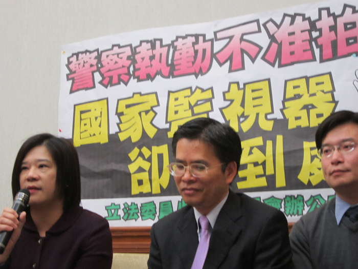 在公開場合被警方拍攝蒐證，人民若也對警察錄影「反蒐證」將觸犯個資法？日前法務部的函釋引發疑慮，立委今（23日）召開記者會，認為法務部的解釋違反法律保留原則，更誤用個資法。圖：何孟璇/攝