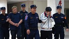 高鐵及立委服務處炸彈案，刑事局自中國押解嫌犯胡宗賢（左二）及朱亞東（右二）返台。2人17日凌晨3時移送新北地檢署複訊。圖：中央社。