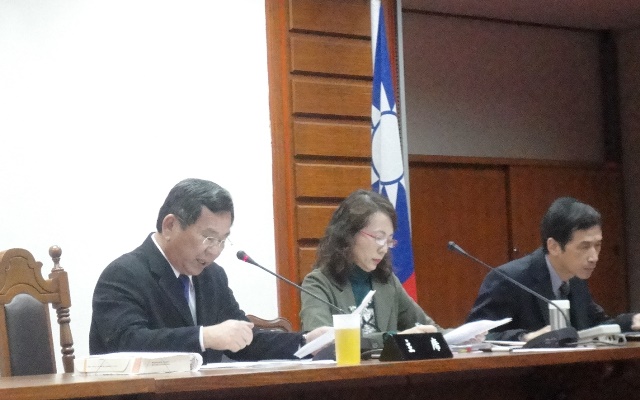 藍黨團不滿立法院紀委會日前決議，預計在院會要求重新交付審查，但由於紀委會的審查報告至今未送出，導致程序暫時卡關，紀委會主席、民進黨立委陳明文（左）今（7）天對此表示，他前幾天出國考察，還沒看到審查報告，但紀委會若送來他馬上就簽。圖：新頭殼資料照片