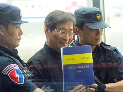 「白狼」張安樂29日回台後，被以一百萬元交保，限制出境。圖：中央社