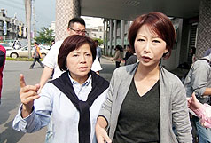 民進黨立委陳亭妃（右） 3日辦理特見，轉述陳水扁非常平靜。圖片來源：中央社。