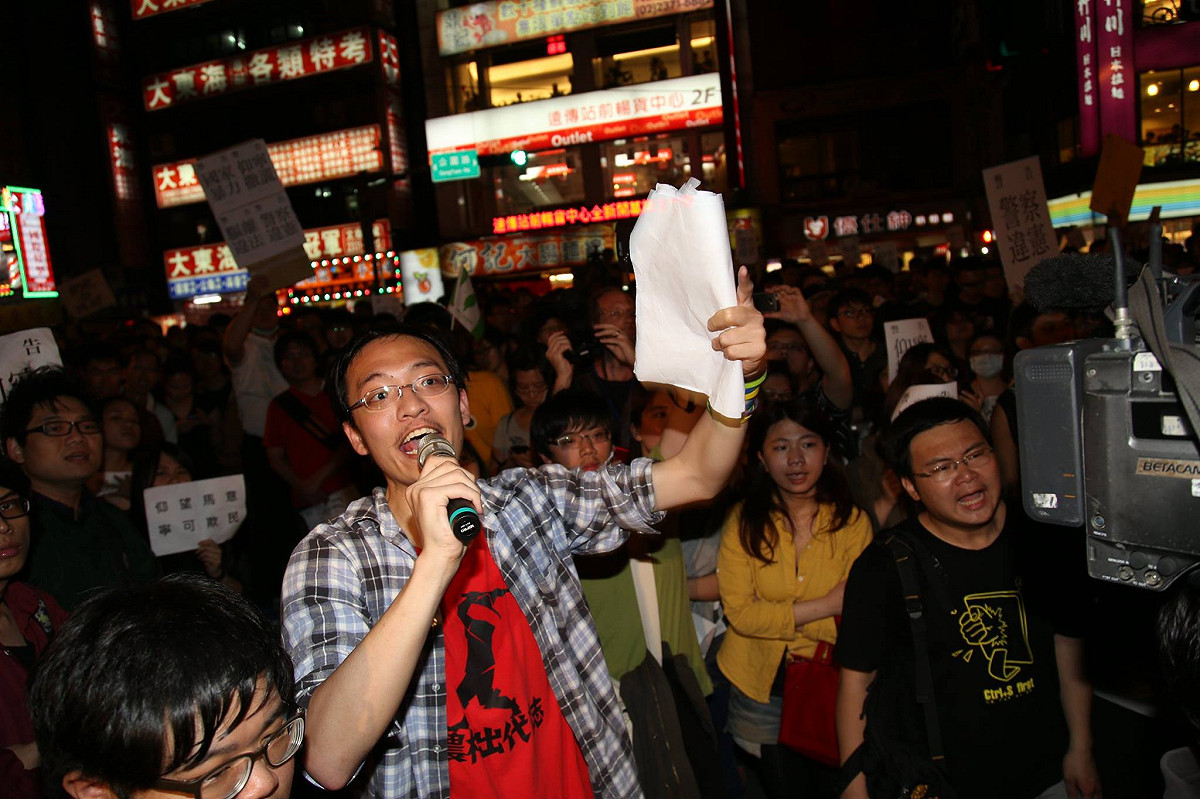 台大學生洪崇晏今(5)日上午出現在中正一分局現場，參與「捍衛民主，還我喇叭」的行動，隨後被4位以上的便衣警察銬上手銬逮捕，並用計程車押送到台北市保安大隊偵訊。圖：新頭殼資料照片