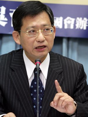 國民黨立委吳育昇控告作家馮光遠的誹謗，8日傳出吳育昇撤銷告訴。此舉讓馮光遠大為不滿表示：「吳育昇落跑了、膽怯了、不想捍衛他偉大的名譽了」。圖片來源：中央社
